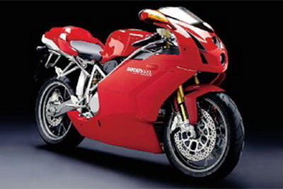 модель Ducati 999 стоит около 27 тысяч долларов. Но в салоне RossMoto почти новый такой аппарат с пробегом можно приобрести и за 17 тысяч долларов. Байк оснащен двухцилиндровым двигателем Testastretta